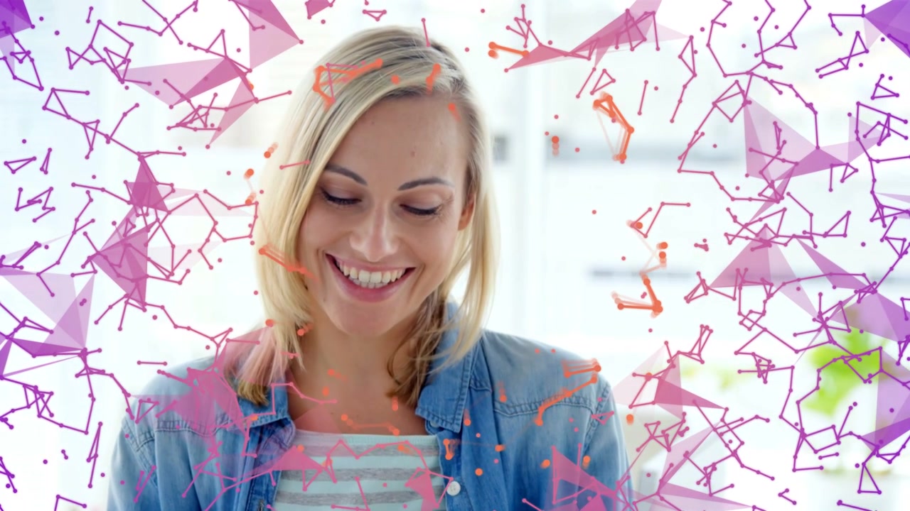 Donna che tocca lo smartphone e legge i contenuti, con particelle che le fluttuano intorno in una demo tecnologica.