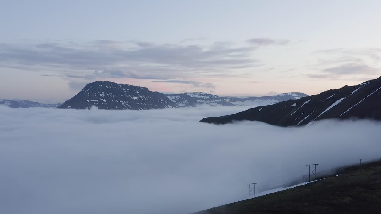 짙은 낮은 구름으로 뒤덮인 레이다르피외르뒤르 피요르드의 탁 트인 전망, 항공