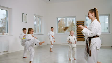 Niños-Con-Kimono-Blanco-En-Clase-De-Artes-Marciales.