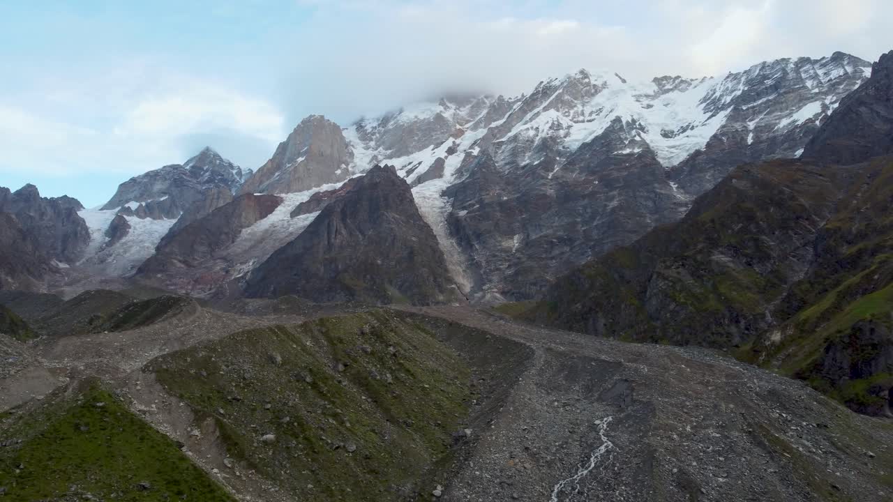 vista cinematográfica de drones de la cordillera del himalaya