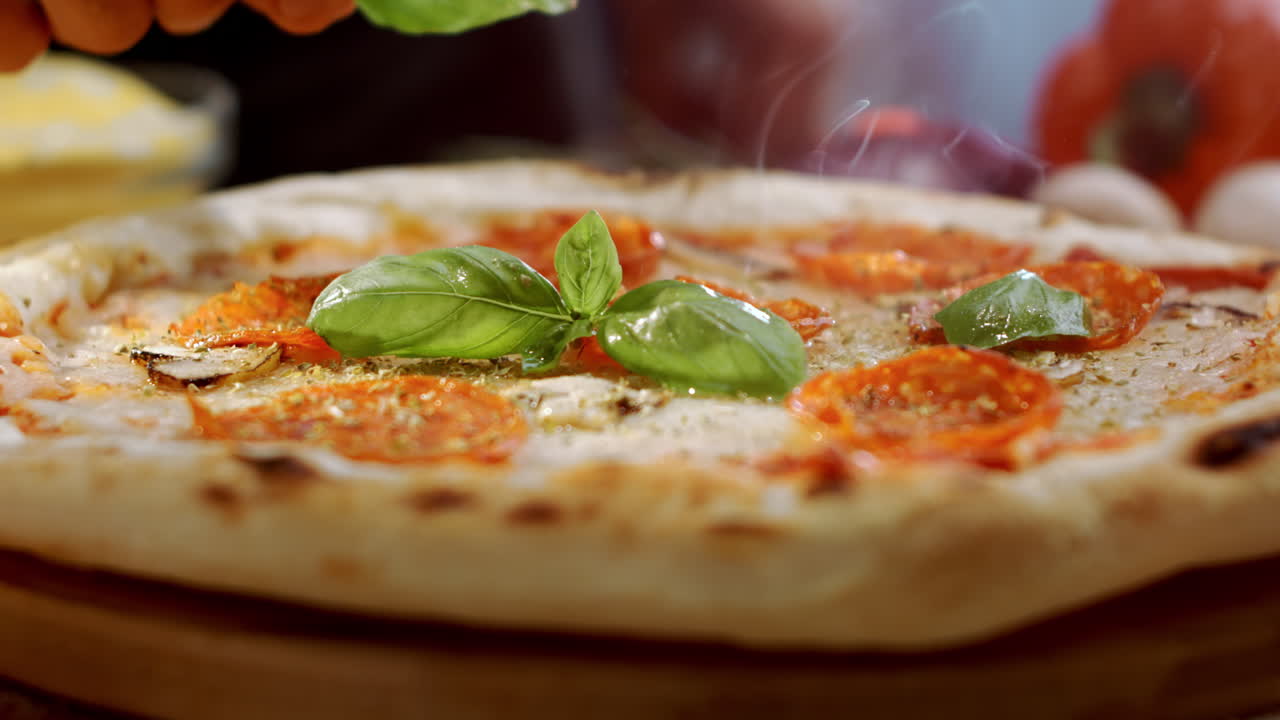 Deliziosa pizza al peperoncino con basilico