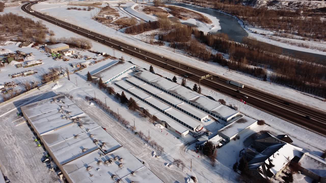 반 트럭이 겨울 고속도로에서 지평선으로 향하고 있습니다.