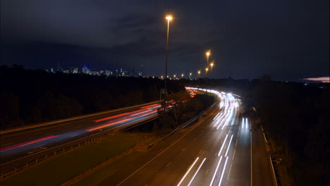 Lapso-De-Tiempo-En-La-Noche-Sobre-La-Autopista