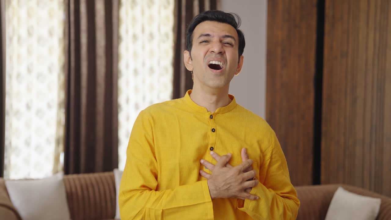 중년 인도인 남자가 심장마비를  ⁇ 고 있습니다.