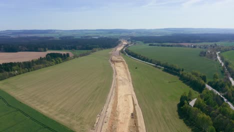 Atemberaubende-Luftaufnahme-Des-Umfangreichen-Autobahnbaus