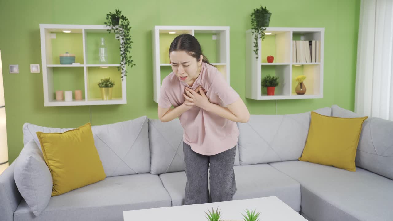 mujer joven asiática con epoc experimentando dolor y opresión en el pecho.