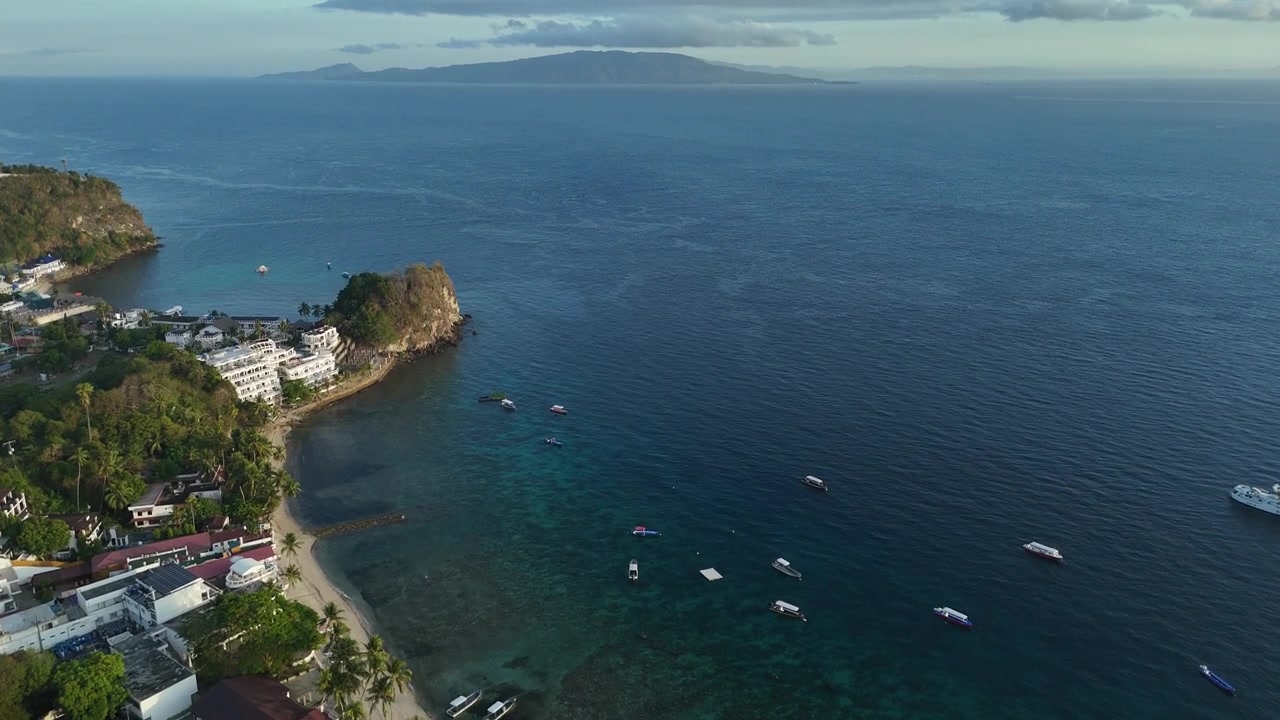 Vista aerea con drone della costa di Sabang Puerto Galera con acqua tropicale turchese.