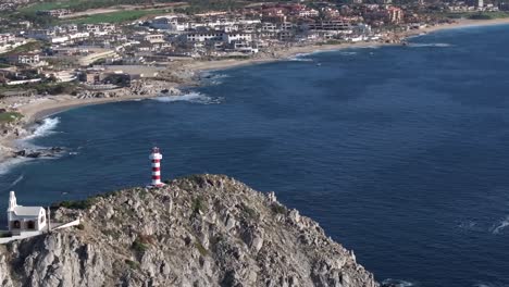 Establecimiento-Aéreo-Del-Faro-El-Encanto,-Pintoresca-Vista-Del-Paisaje-Sobre-Cabo-San-Lucas,-México