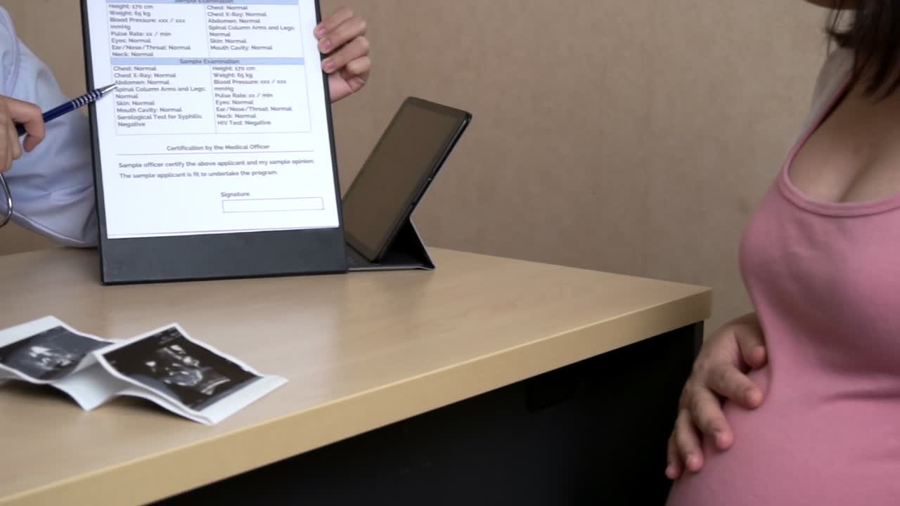 임산부 와 병원 의 산부인과 의사