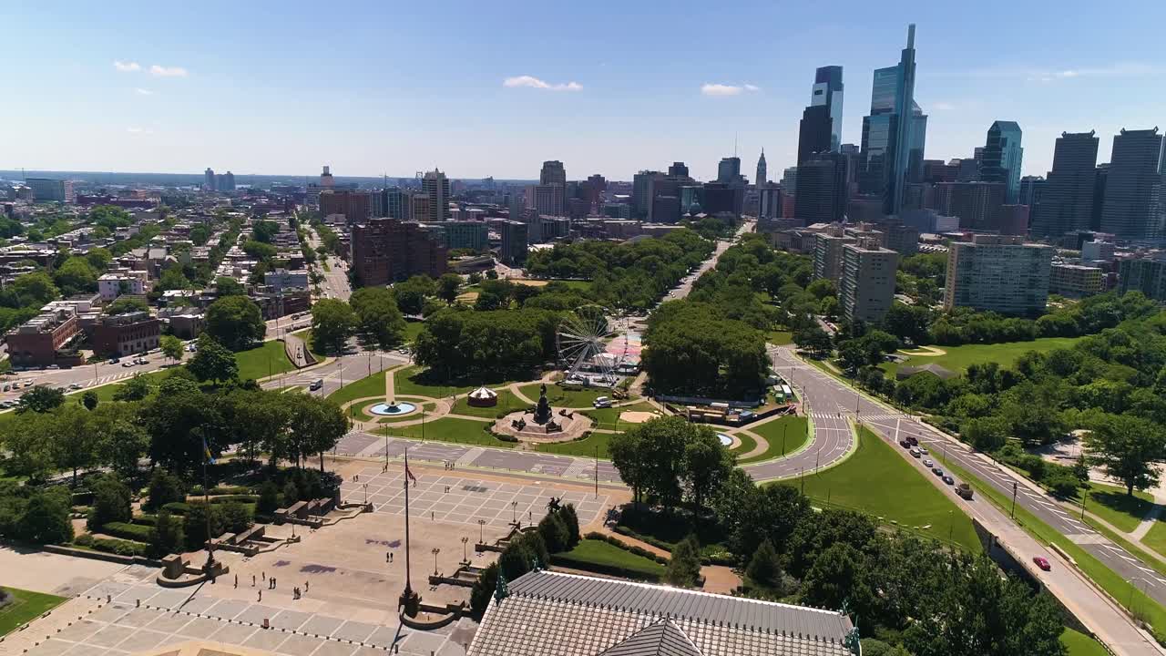 Ripresa aerea dello skyline di Philadelphia e del Museo d'Arte