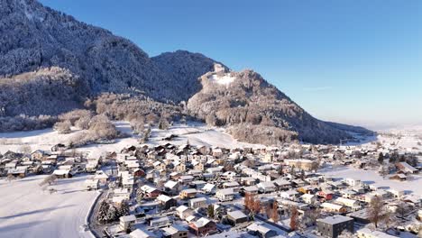 casas cubiertas de nieve cerca de la montaña durante la temporada de invierno, dinámica aérea