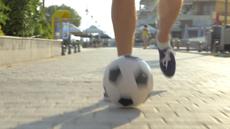 Hombre-Regateando-Una-Pelota-De-Fútbol-Al-Aire-Libre