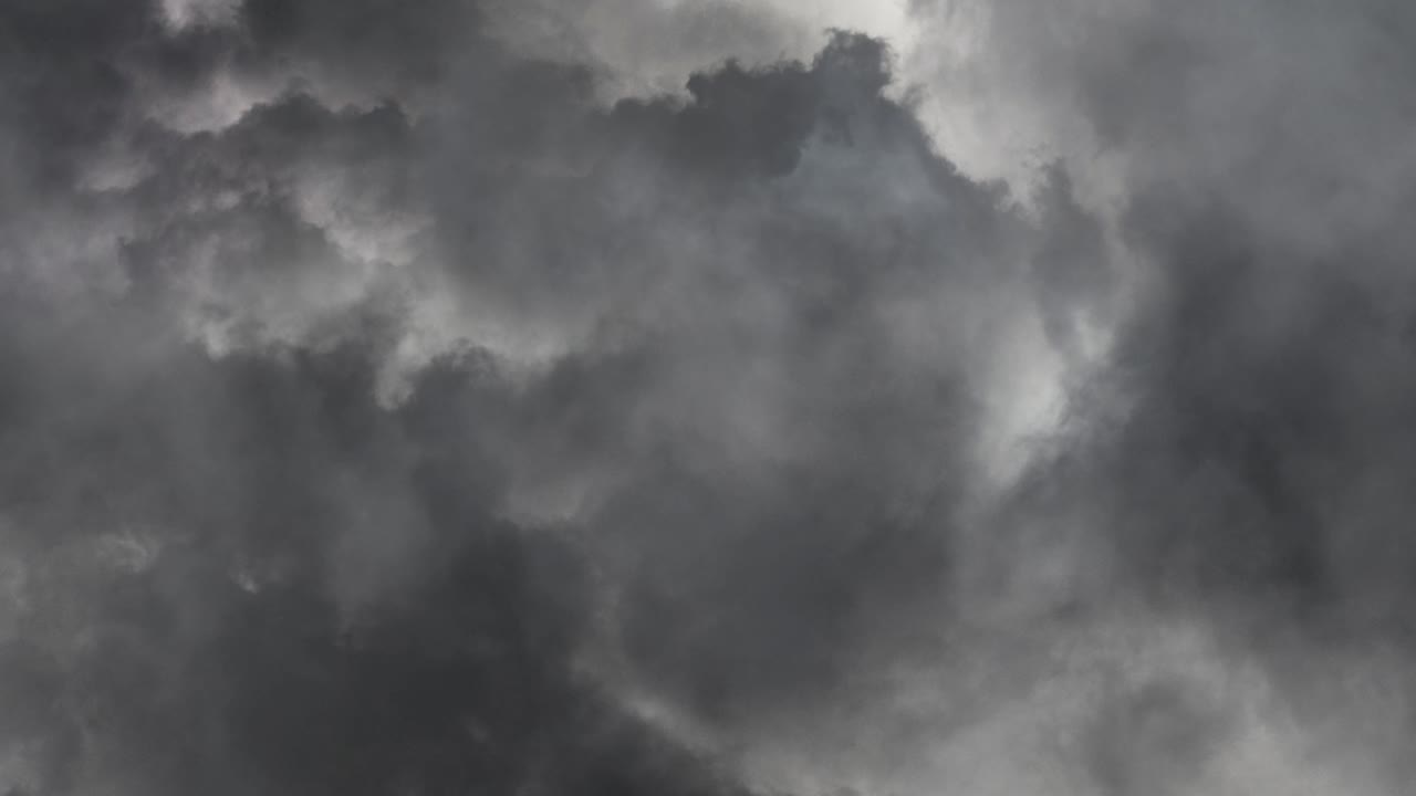 밤 하늘에서 번개와 함께 어두운 구름