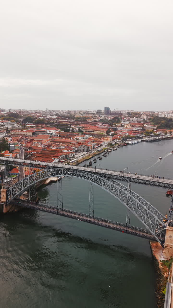Vista aerea del Ponte Dom Luís I e del panorama di Porto