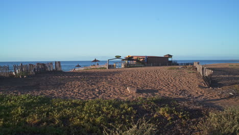club de surf junto a la playa en casablanca marruecos