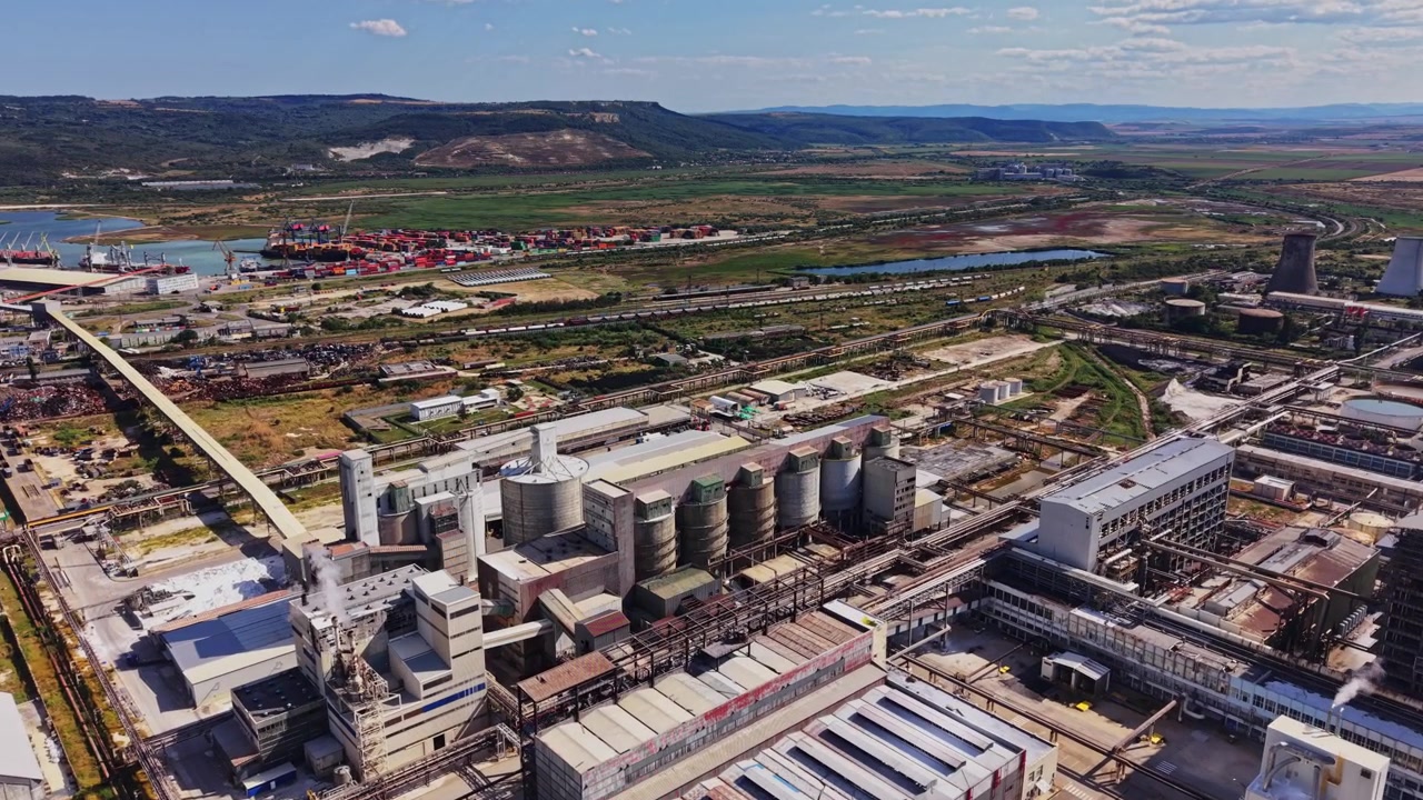 Kırsal bir alanda fabrikalar ve yapıların bulunduğu sanayi bölgesi.