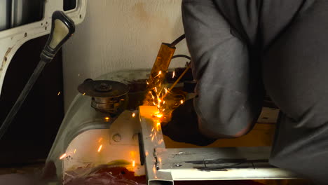 Piezas-De-La-Cabina-Del-Vehículo-De-Soldadura-Por-Arco-Metalúrgico-En-El-Taller-De-Cerrajería