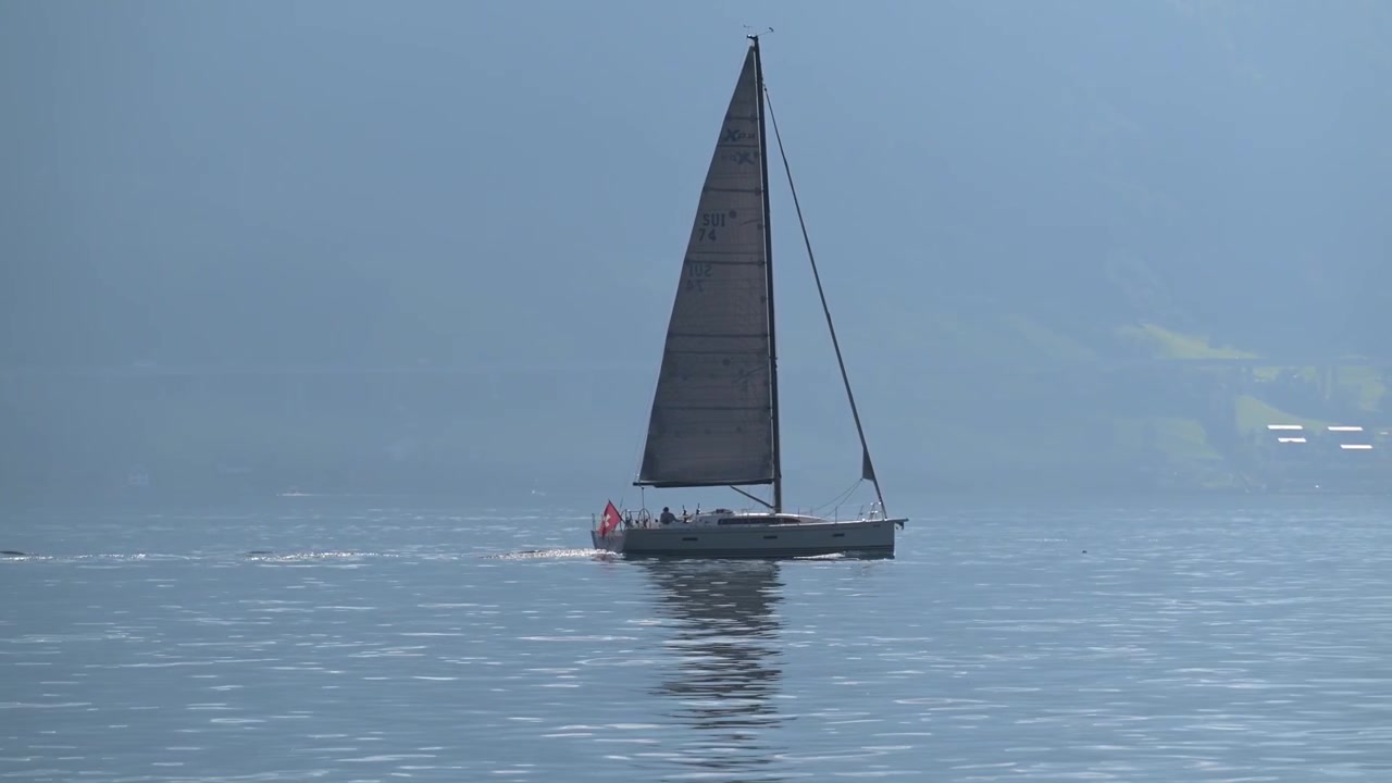 Yachtsejlads med schweizisk flag på Luzernsøen, Schweiz.