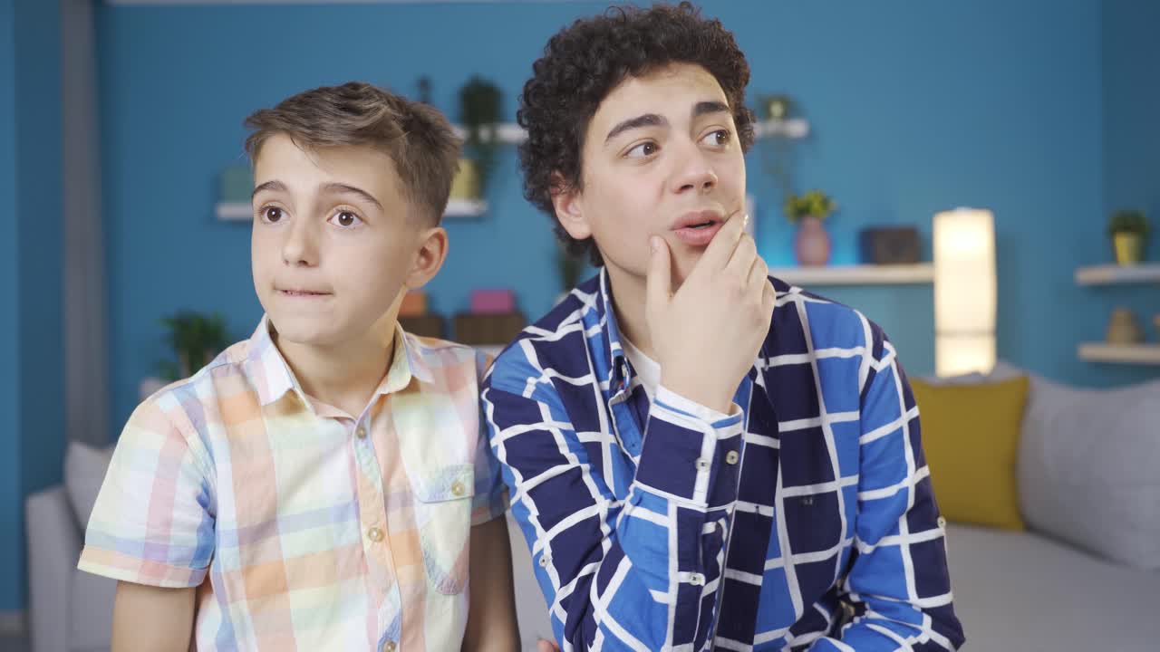 dos amigos que piensan con preocupación.