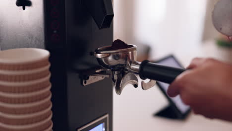 manos, barista y máquina de café con un empleado