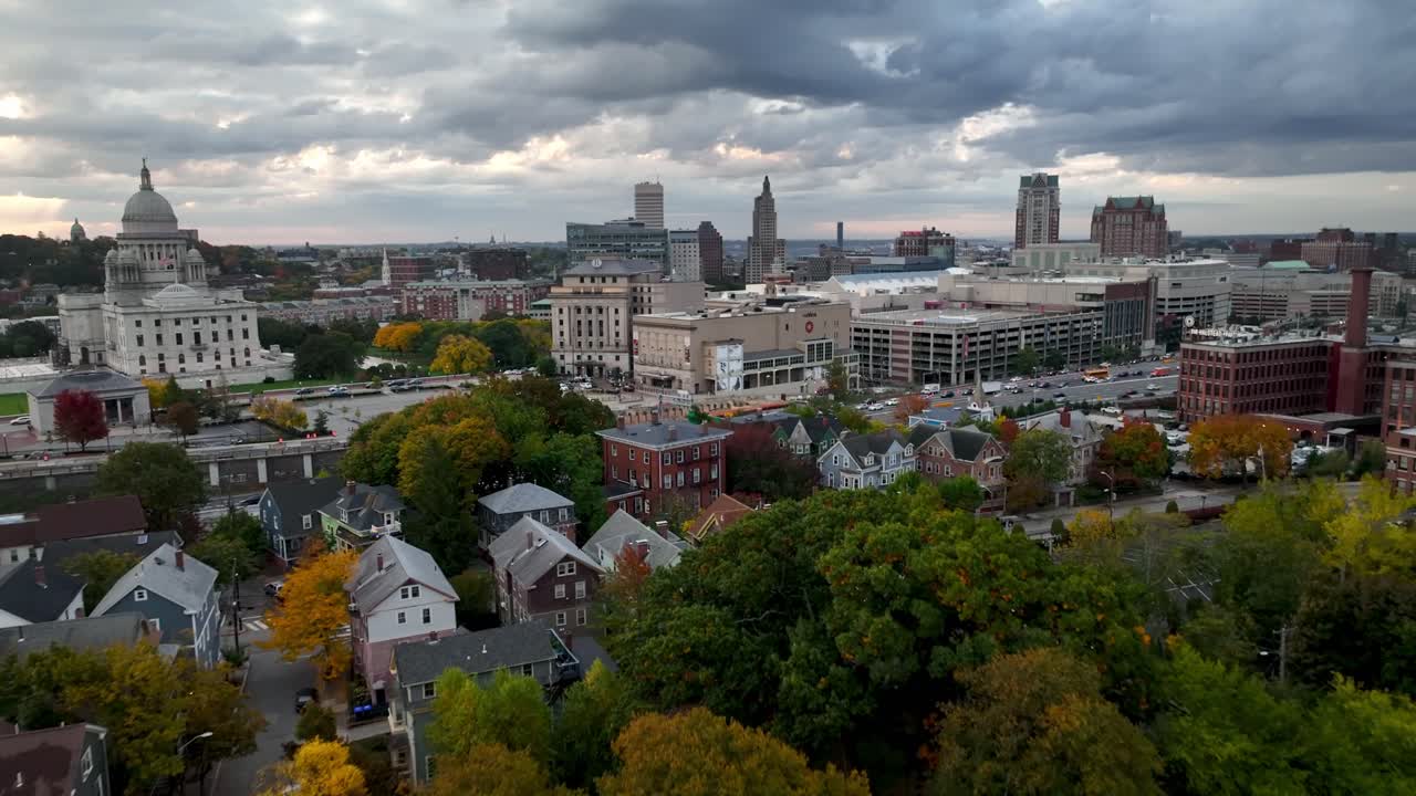 프로비던스 로드 아일랜드 스카이라인을 향해 밀고 있는 나무의 단풍 위로 공중