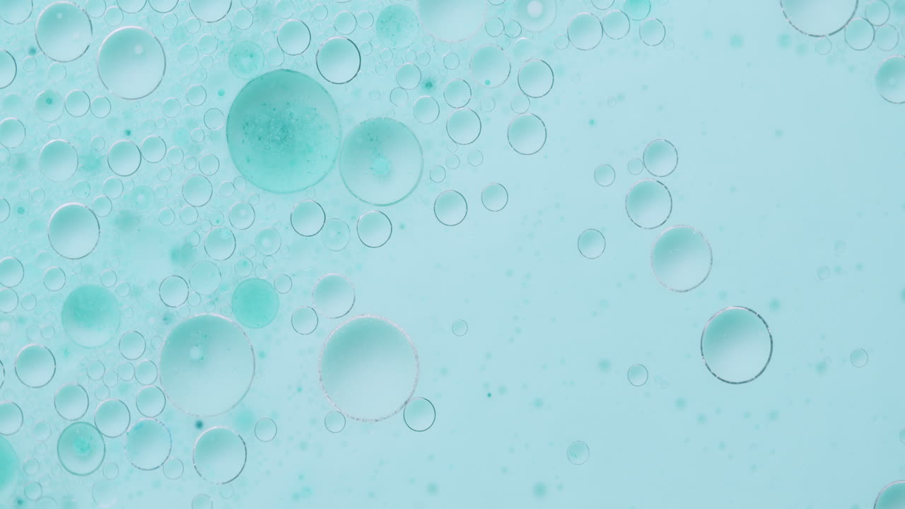 toma macro de pequeñas burbujas que ingresan al marco y se detienen