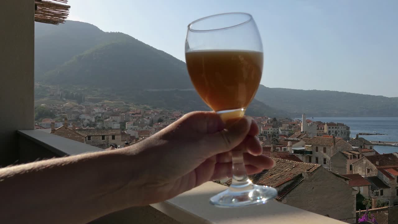 완벽한 아침 순간, 주스와 숨가 ⁇ 는 구시가지 바다 전망, 코미자 크로아티아