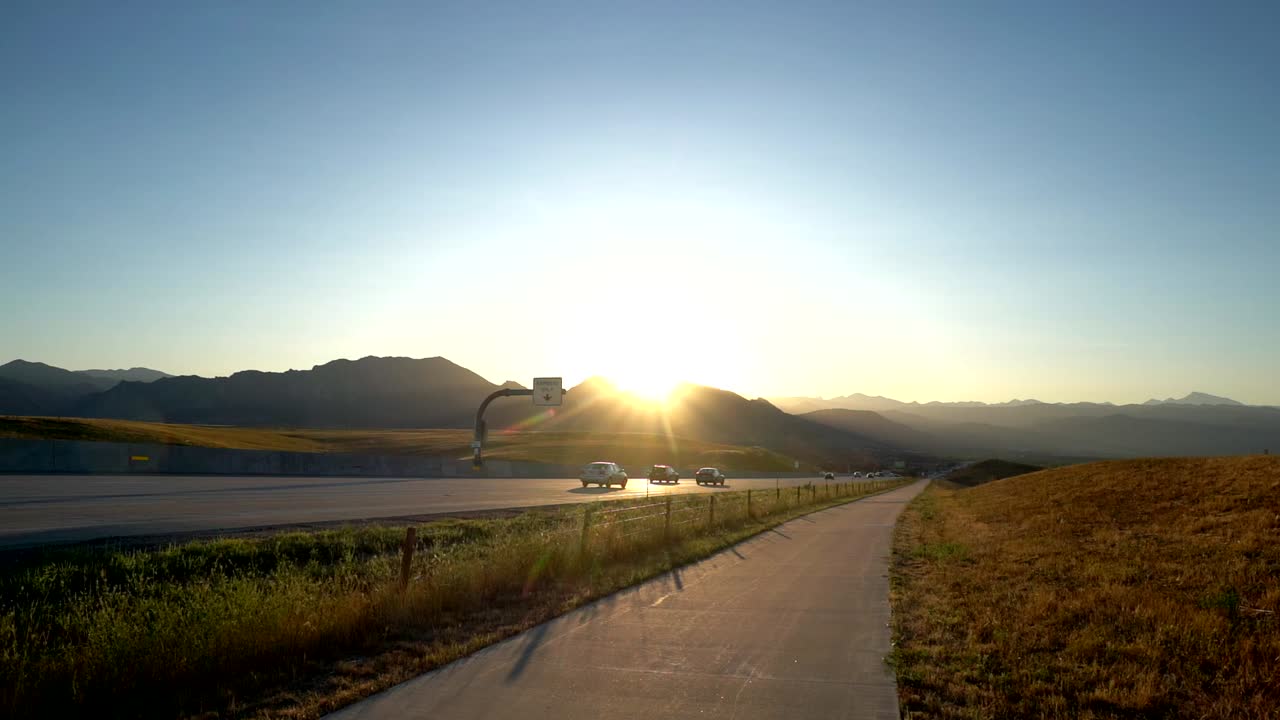 콜로라도의 us36 고속도로에서 자동차와 자전거 타는 사람