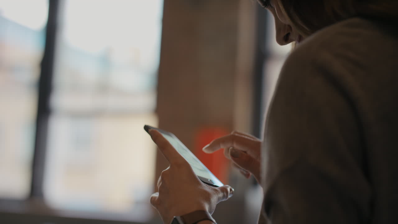 Primo piano delle mani di una donna che usa lo smartphone