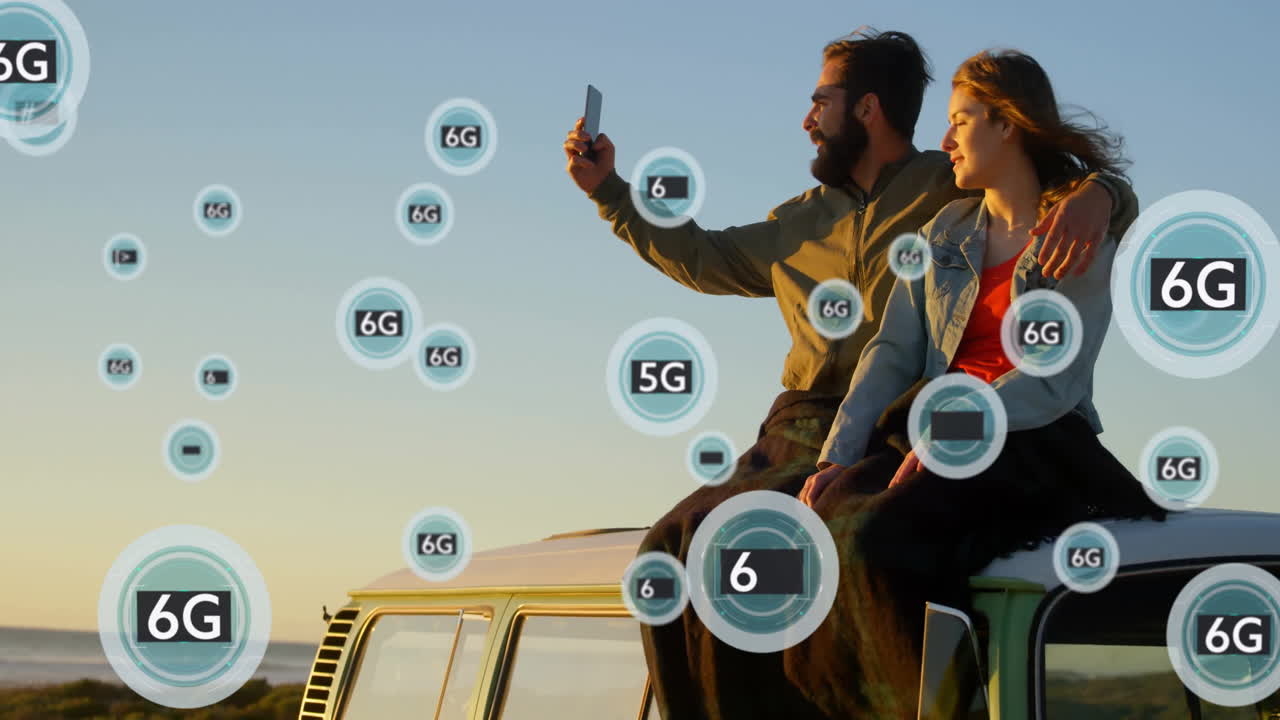 sentado em um veículo, um casal tirando uma selfie com animação de rede 6g sobreposta