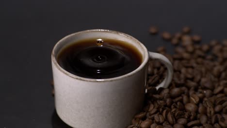 gotas de café en una taza de café en súper cámara lenta