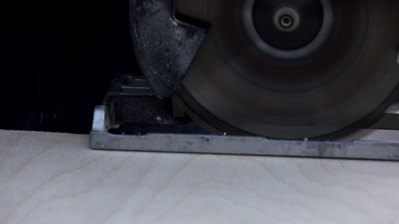 cortar madera con una sierra de mano eléctrica. carpintería.