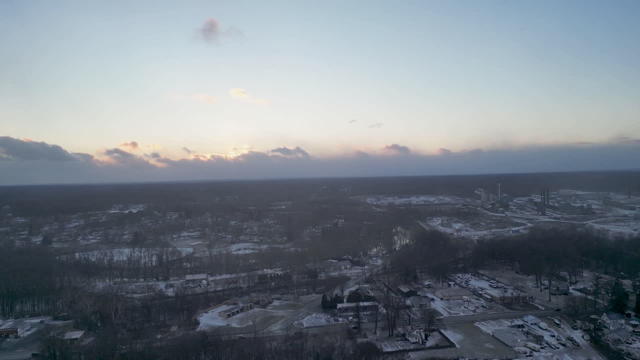 снимок с воздуха зимнего заката с большими облаками на горизонте