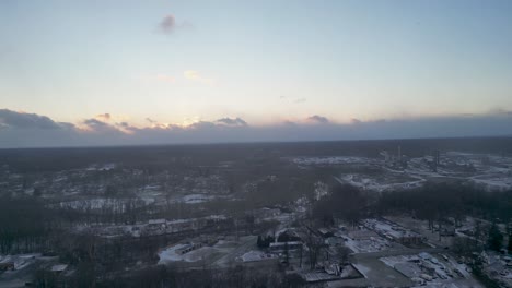 Una-Toma-Aérea-De-Una-Puesta-De-Sol-De-Invierno-Con-Grandes-Nubes-En-El-Horizonte