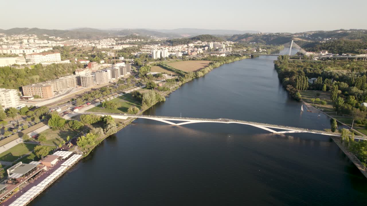 puente peatonal pedro e ines sobre el río mondego en coimbra, portugal