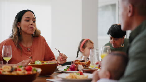 Family-talking,-thanksgiving-dinner