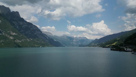 Traumhafte-Schweizer-Landschaft-Mit-Bewölktem-Horizont,-Bergen-Und-Ruhigem-See