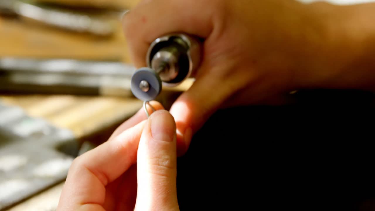 diseñador de joyas trabajando en el taller 4k