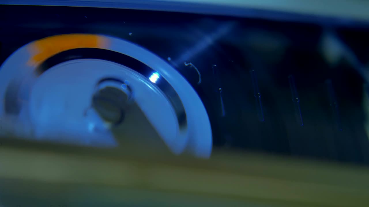 검은색 오래된 학교 카세트 캠코더를 재생