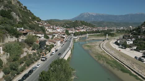 toma aérea de la entrada de la ciudad de berat con grandes edificios con ventanas