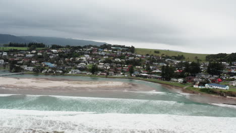 drone aéreo disparado seguimiento justo alrededor de gerroa en un día tormentoso en la costa sur de nsw australia