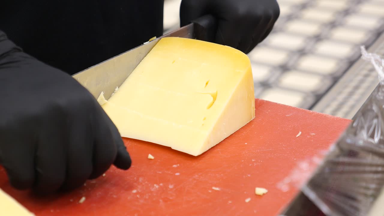 cortando un bloque de queso