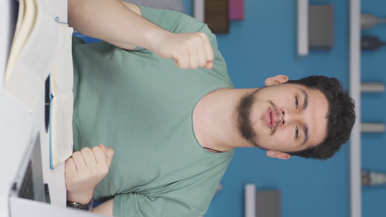 vídeo vertical de un estudiante masculino que habla motivador.