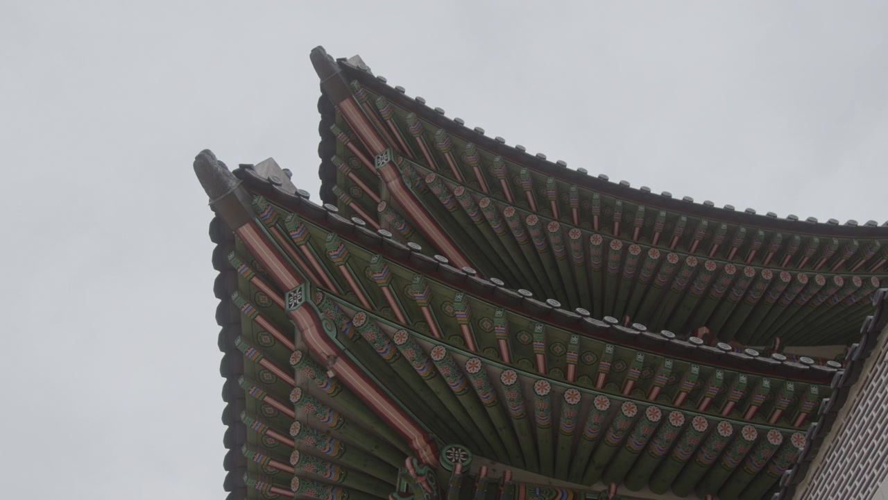 Techo ornamentado Dancheong de la Puerta Gwanghwamun