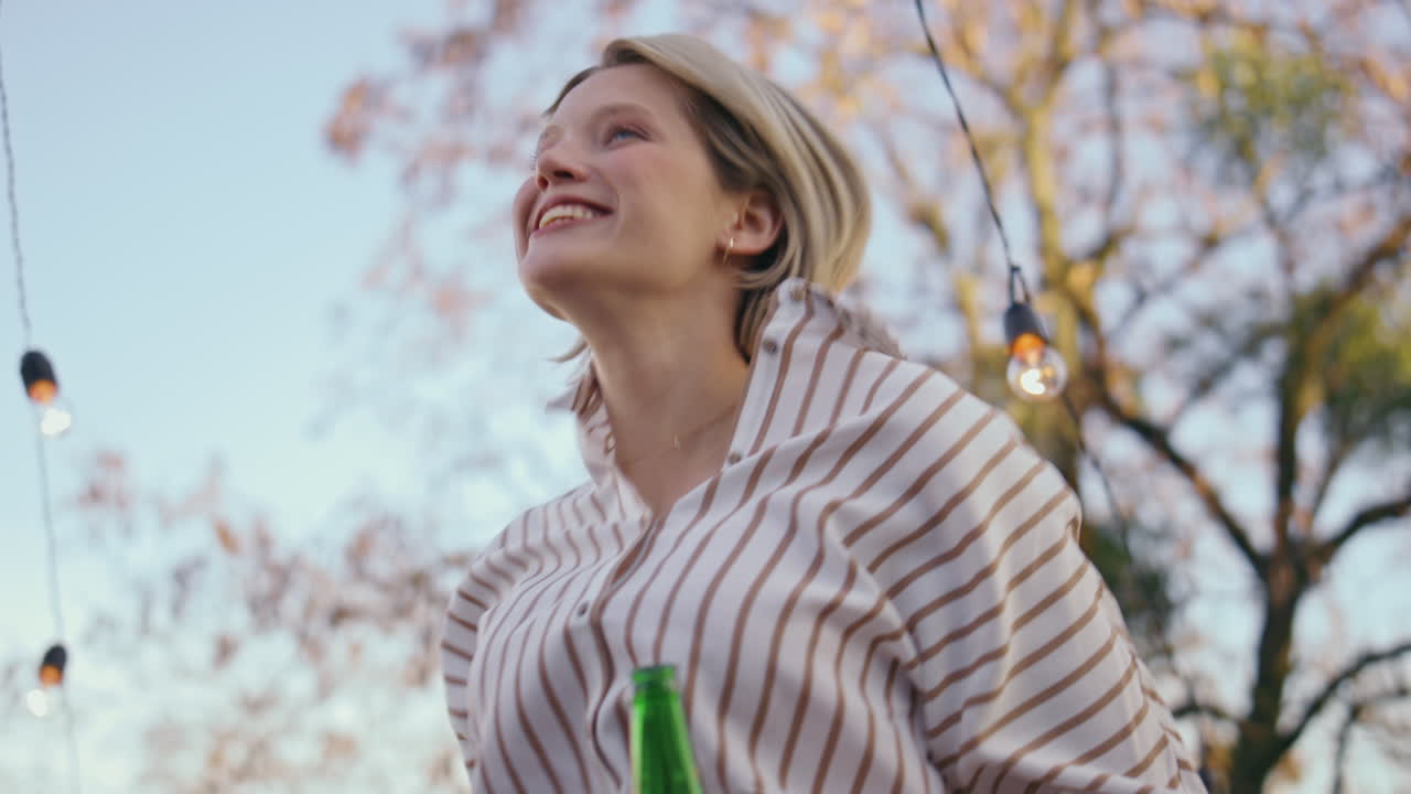 gente de discoteca divirtiéndose juntos fiesta al aire libre primer plano. mujer despreocupada bailando