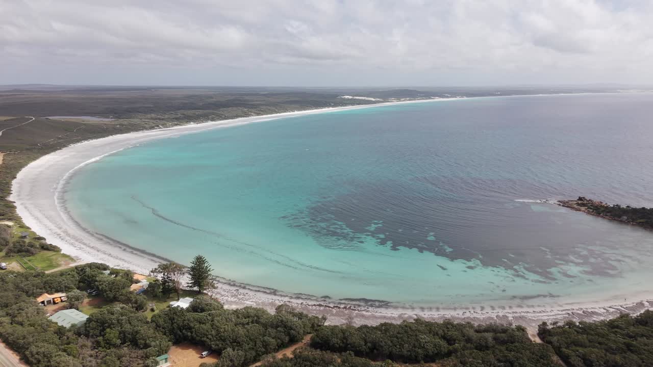 Rekaman drone garis pantai Pantai Cheynes dan permukiman.