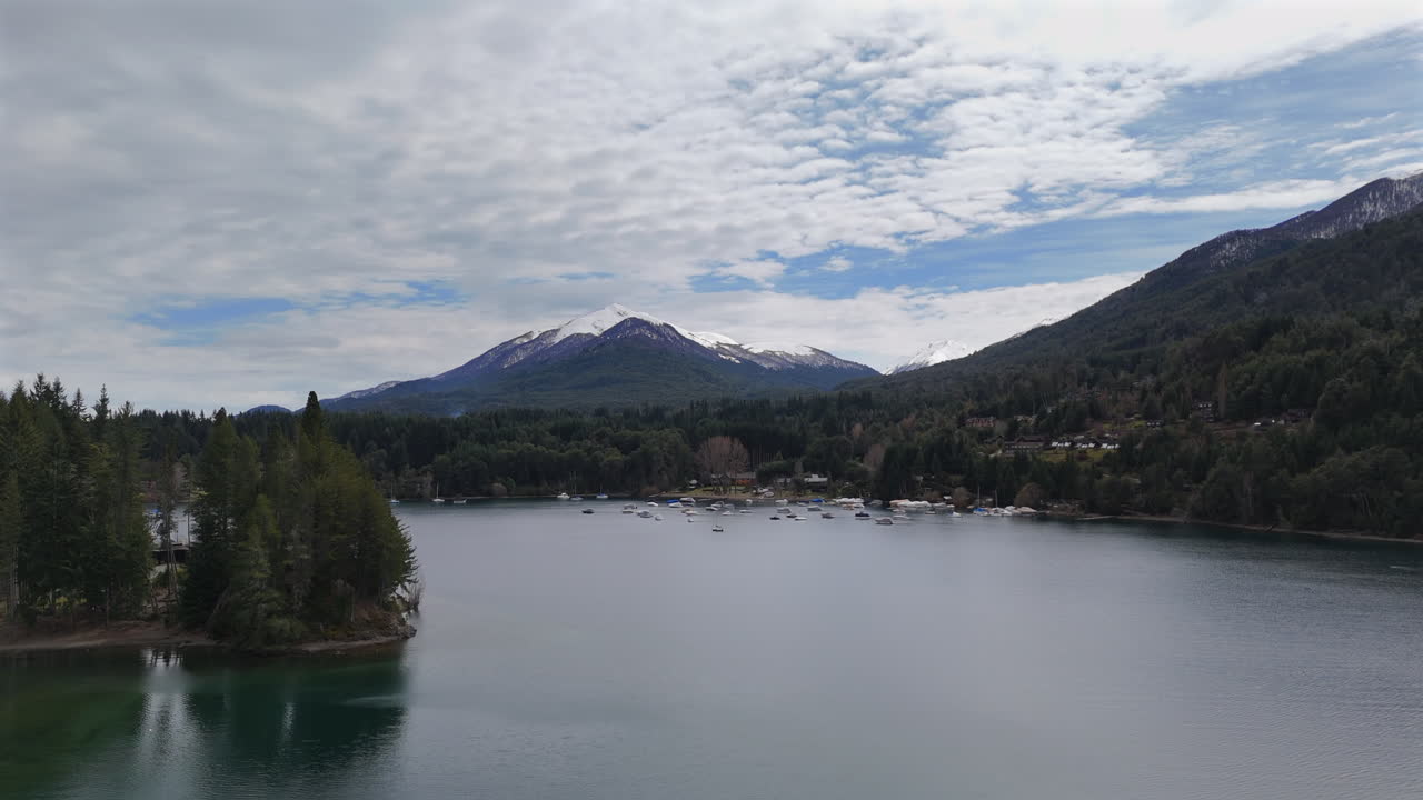 movimiento de drones que se acercan suavemente hacia la orilla del lago de villa la angostura, argentina.