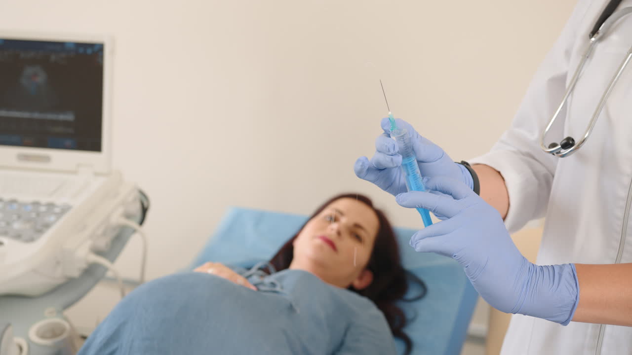 mujer embarazada que recibe una inyección durante la ecografía