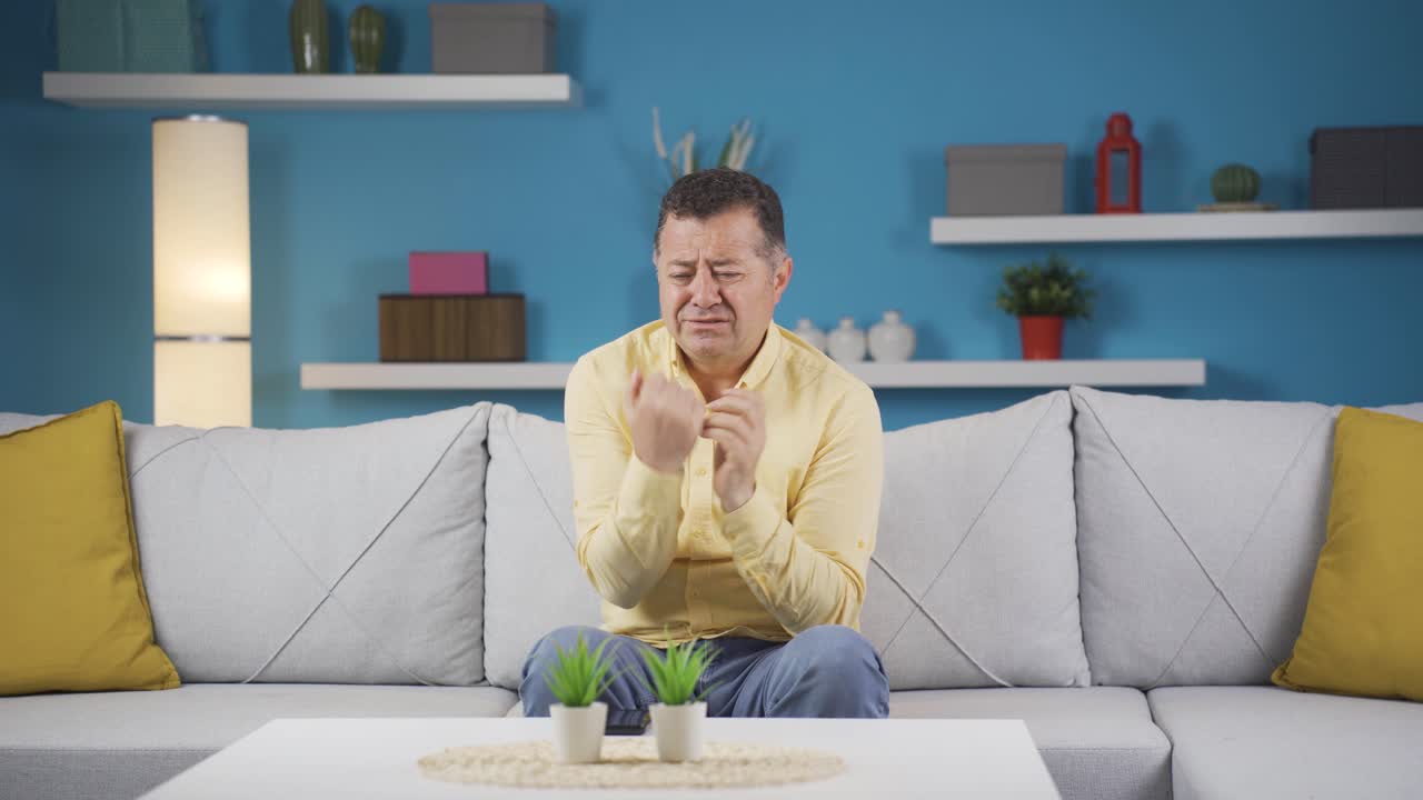 el hombre está sufriendo de dolor en las articulaciones.