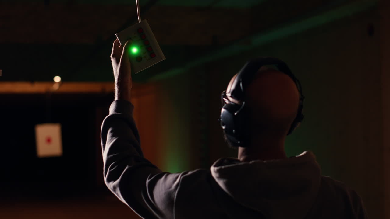 사격 갤러리에서 사람들이 소총 훈련, 날카로운 기술